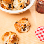 <a href="http://www.whatsontheplate.com/raisin-buns/">Raisin Buns</a>